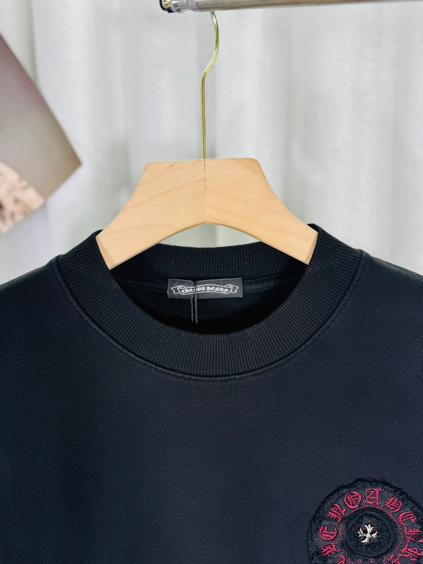 P260 top version, real shot without P, ​​different from market currency) 𝗖𝗵𝗿𝗼𝗺𝗲 𝗛𝗲𝗮𝗿𝘁𝘀/Croxin 2025 3D three-dimensional autumn and winter new original single counter American laser color printed patch embroidered couple casual sweatshirt 👑The highest version! Customized fabric 430g tripe terry fabric! Appliqué embroidery hardware accessories, best-selling items at the counter, very comfortable to wear. Accessories: original molded and authenticated collar label ➕ 100% silk wash water label. Genuine purchase-grade original hangtag➕matching hanging rope➕3D hanging beads➕original packaging bag. Craftsmanship: The original version has consistent wiring! The highest version of the armhole matching technique! Color: White Black Size: S M L XL Style No.: 9305